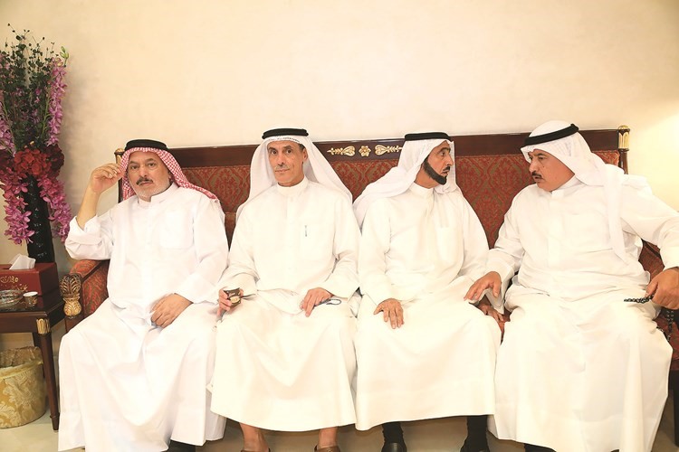 مخلد العازمي وعبدالله المحيلبي يتوسطان بعض الحضور