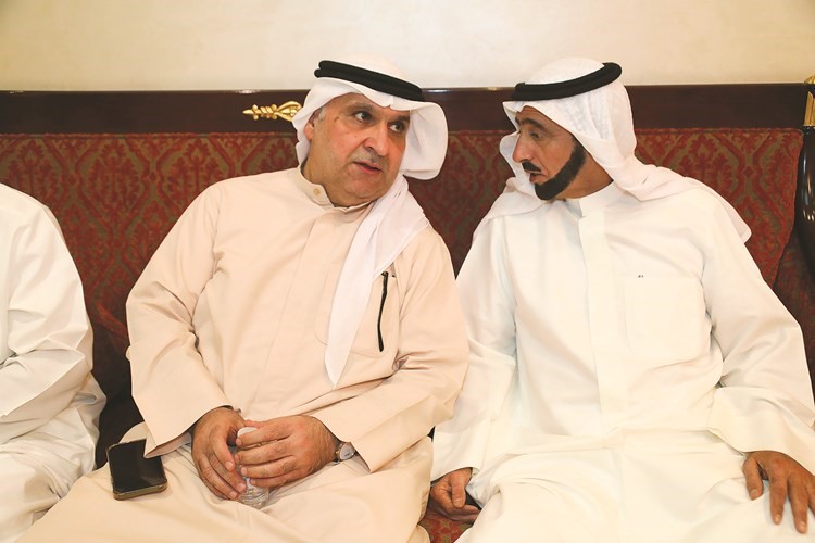 حوار بين مخلد العازمي وأحد الحضور