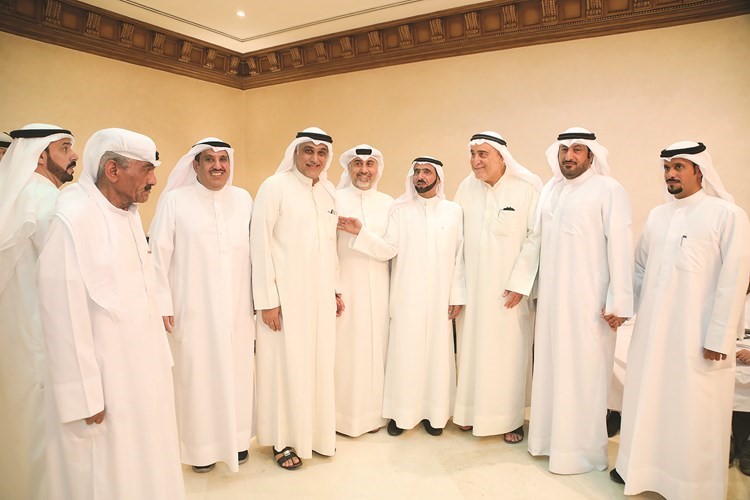 النائب السابق ومرشح الدائرة الأولى مخلد العازمي متوسطا عددا من أبناء الدائرة	 (زين علام)