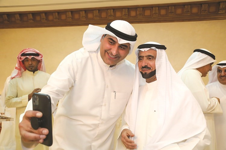 سيلفي مع النائب السابق مرشح الدائرة الأولى مخلد العازمي