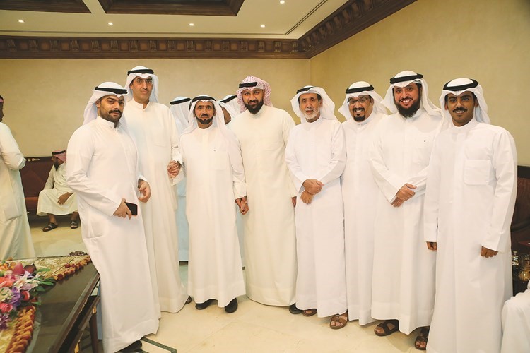عدد من أبناء الدائرة الأولى يلتفون حول مخلد العازمي