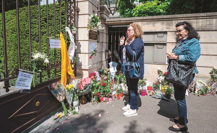 أشخاص يضعون الزهور أمام منزل المغنية الراحلة تينا تيرنر	 (أ.ف.پ)