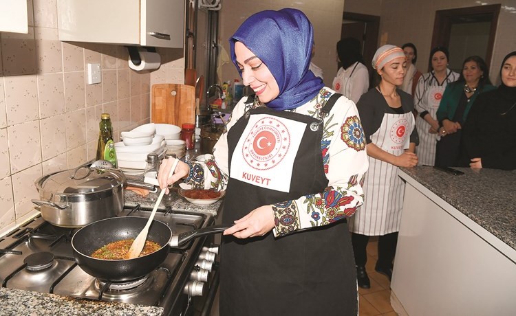 السفيرة التركية طوبى سونمز خلال إعداد أحد الأطباق	(قاسم باشا)