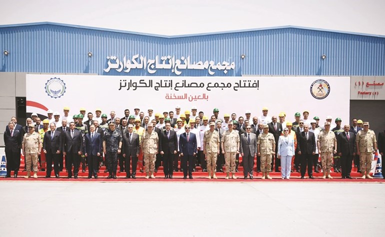 الرئيس عبدالفتاح السيسي في صورة جماعية خلال افتتاح مصنع الكوارتز