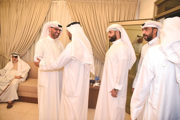 أسامة الزيد خلال استقباله أبناء الدائرة