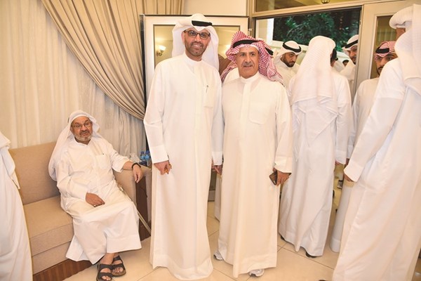 أسامة الزيد مستقبلا أحد الناخبين