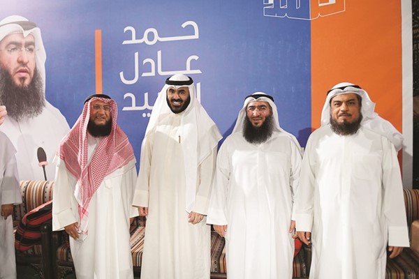 أسامة المناور متوسطا حمد العبيد وعادل العبيد