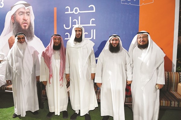 د.محمد النجدي متوسطا حمد العبيد وعادل العبيد وبعض الحضور