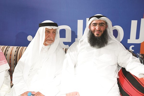 أحد ناخبي الدائرة مع حمد العبيد