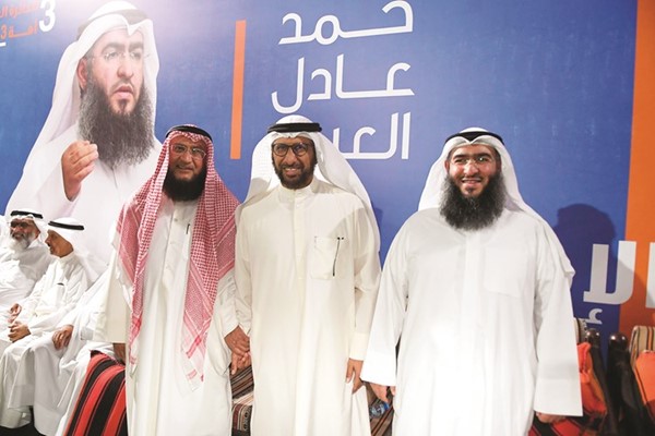 عبداللطيف العميري متوسطا حمد العبيد ووالده عادل العبيد