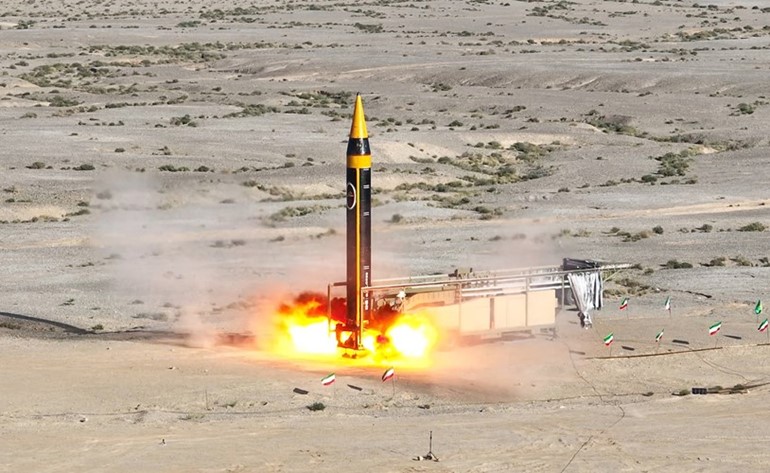 صورة نشرتها وزارة الدفاع الإيرانية لعملية اطلاق الصاروخ خرمشهر الباليستي (أ.ف.پ)