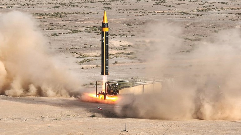 صورة نشرتها وزارة الدفاع الإيرانية لعملية اطلاق الصاروخ خرمشهر الباليستي (رويترز)