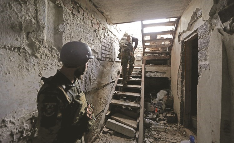 جنود أوكرانيون على خط الجبهة في إقليم دونيتسك (رويترز)