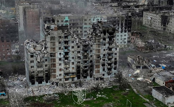 صورة جوية تظهر الدمار الذي حل بمدينة باخموت التي أعلنت قوات فاغنر تسليمها للجيش الروسي بعد السيطرة عليها (رويترز)