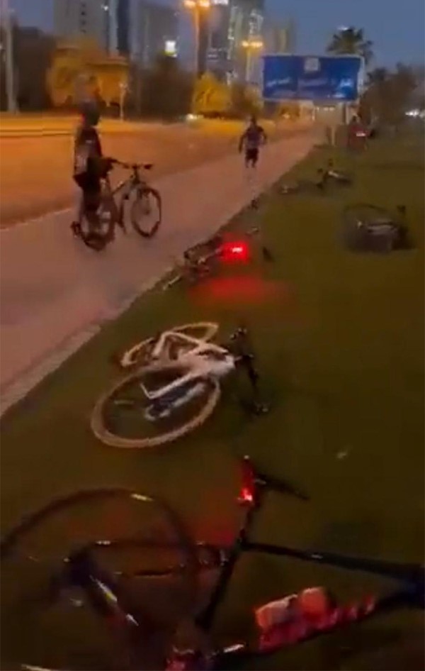 إصابة عدد من قائدي دراجات هوائية إثر اصطدام مركبة بـ15 دراجة على شارع الخليج