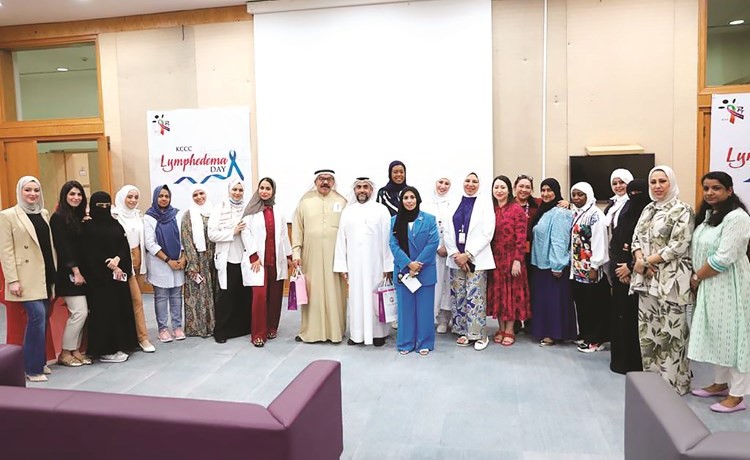 هناء الخميس مع الحضور خلال احتفال قسم العلاج الطبيعي بمركز الكويت لمكافحة السرطان باليوم التوعوي لـالتورم الليمفاوي