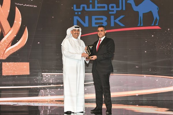 عماد العبلاني يتسلم تكريم البنك الوطني