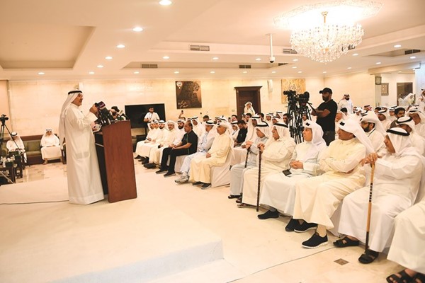 النائب السابق ومرشح الدائرة الأولى صالح عاشور متحدثا للحضور خلال الندوة 	(محمد هاشم)