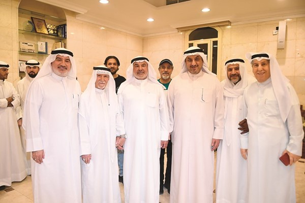 صالح عاشور واسماعيل الحبيب وعدد من الناخبين