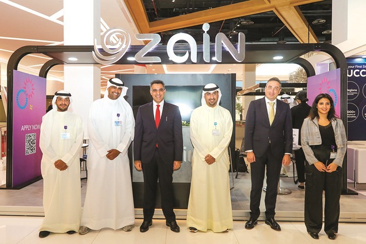العثمان متوسطا مسؤولي زين في المعرض الوظيفي