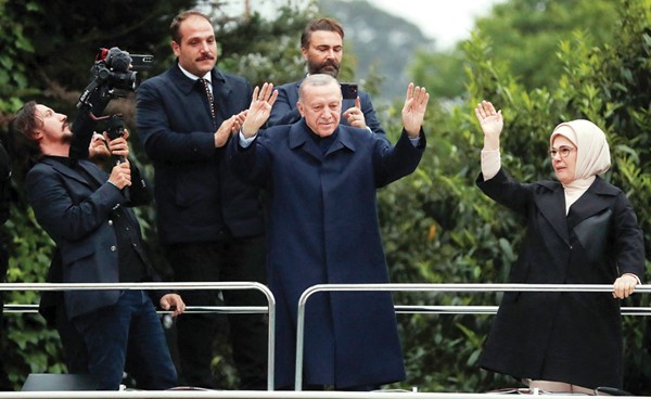 الرئيس التركي رجب طيب أردوغان يحيي أنصاره في اسطنبول (رويترز)
