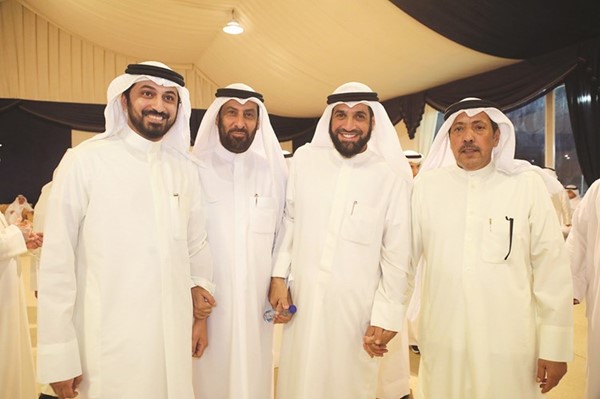 د.مبارك الطشه بين مؤيديه