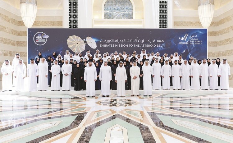 صاحب السمو الشيخ محمد بن راشد نائب رئيس الإمارات رئيس مجلس الوزراء حاكم دبي في صورة جماعية خلال إعلان تفاصيل مشروع الإمارات لاستكشاف الكويكبات (وام)