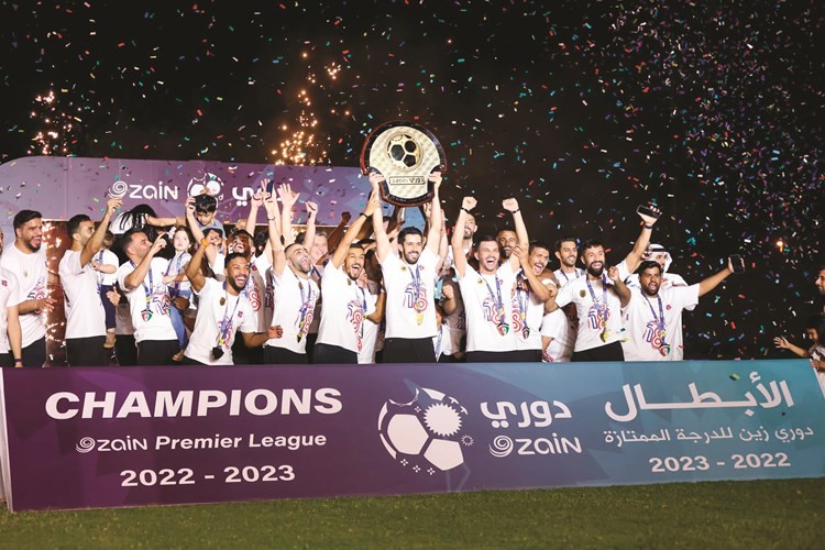 لاعبو الكويت يحتفلون بالتتويج التاريخي