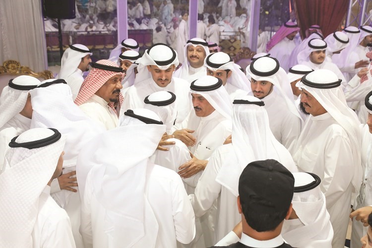 عدد من الحضور يلتفون حول المرشح مخلد العازمي