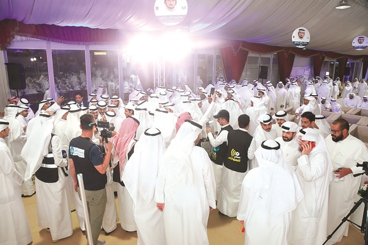 حضور كبير خلال افتتاح المقر الانتخابي لمخلد العازمي