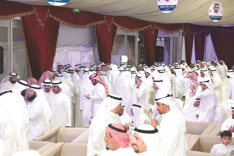 عدد كبير من ناخبي الدائرة الأولى في المقر الانتخابي لمخلد العازمي