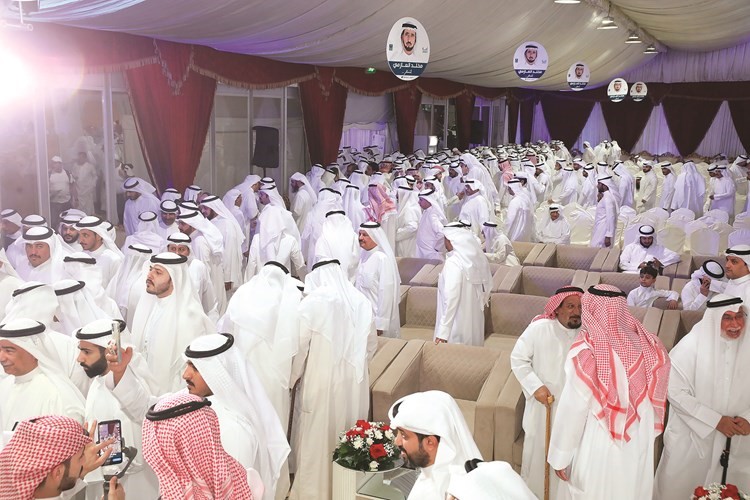 حضور حاشد في مقر مخلد العازمي