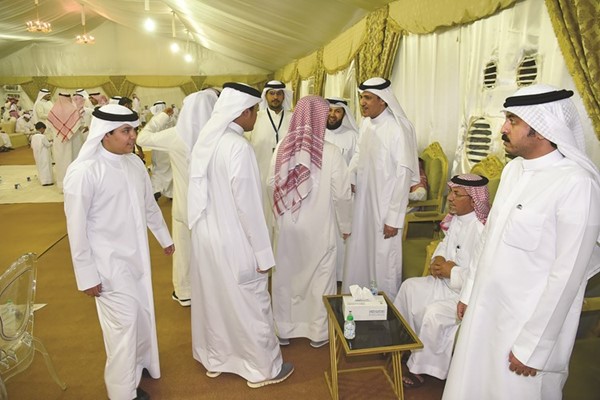 النائب السابق ومرشح الدائرة الخامسة خالد العتيبي مستقبلا الناخبين
