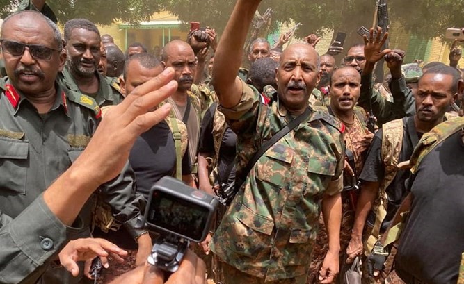 رئيس مجلس السيادة السوداني قائد الجيش عبدالفتاح البرهان خلال تفقده قواته في الخرطوم (رويترز)
