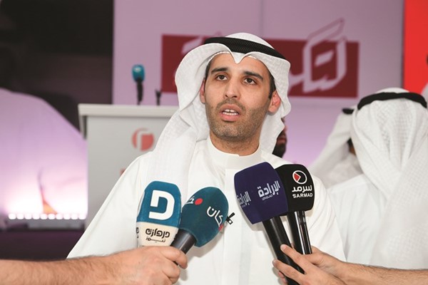 مرشح الدائرة الثانية عبدالوهاب العيسى متحدثا لوسائل الإعلام