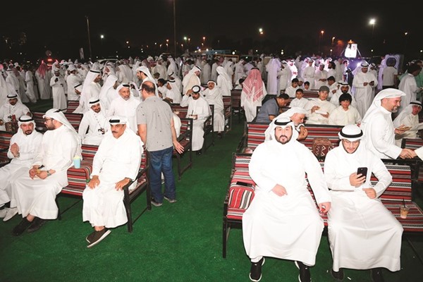 جانب من الحضور خارج مقر المرشح عبدالوهاب العيسى