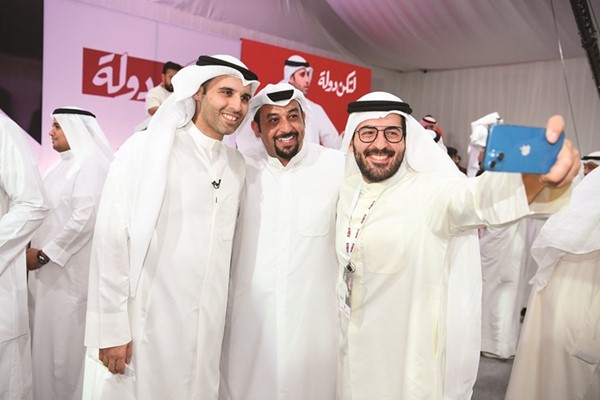 سيلفي مع اثنين من أبناء الدائرة الثانية