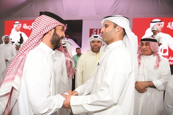  ومصافحا أحد الناخبين