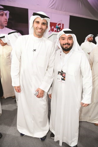 العيسى مع احد الحضور