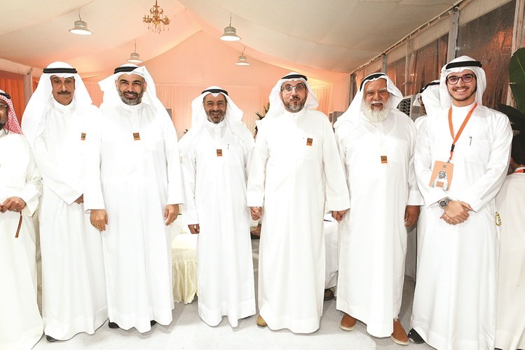 عيسى الشاهين وأسامة الشاهين ود. ناصر الصانع وعبدالعزيز الشايجي مع بعض الحضور