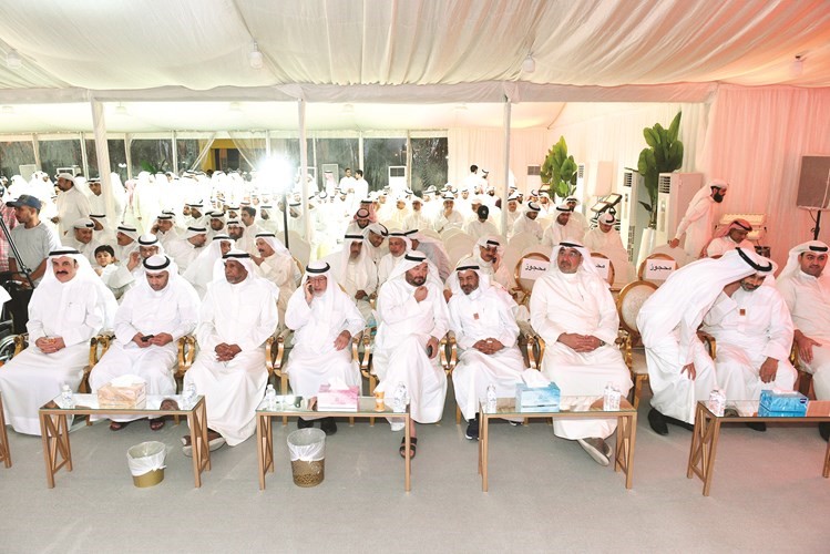 د. ناصر الصانع وناصر الدويلة ود. بدر الناشي ود. محمد الدلال ود. يعقوب الرفاعي والحضور يستمعون لحديث أسامة الشاهين
