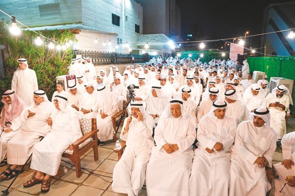 جمع غفير في مقر البحراني