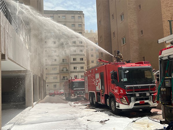 فرق الإطفاء سيطرت على حريق عمارة في منطقة الفنطاس