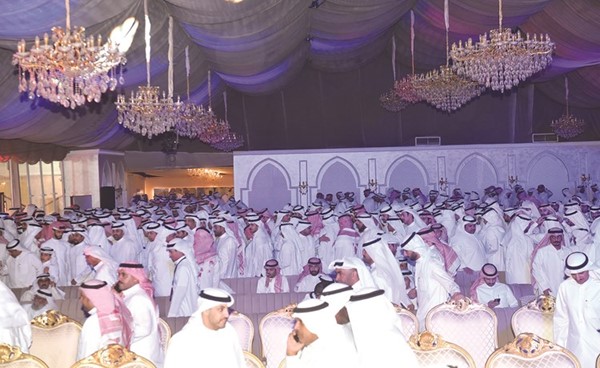 حشد من الحضور خلال ندوة مرشح الدائرة الرابعة عبدالله الشاطري(أحمد علي)