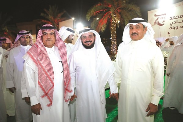 د. محمد الحويلة متوسطا بعض ناخبي الدائرة