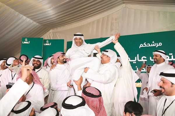 مرشح الدائرة الرابعة متعب الرثعان محمولا على أكتاف مؤيديه	(محمد هاشم)