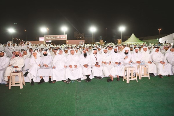 أبناء الدائرة خارج المقر الانتخابي للطشه