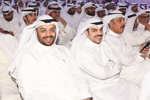 بدر الصانع مع بعض الناخبين
