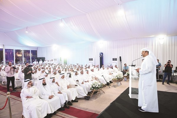 النائب السابق ومرشح الدائرة الثانية أ.د.حمد المطر متحدثا إلى أبناء الدائرة ويبدو مساعد الظفيري ود.جمعان الحربش