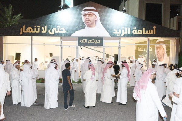 أبناء الدائرة خارج المقر الانتخابي لأسامة الزيد